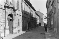 Szlovákia, Pozsony, Vödric utca a Hal tér irányába nézve, balra a Braunecker-palota (ezt a területet az Új híd építésekor lebontották)., 1956, Faragó György, utcakép, Csehszlovákia, Fortepan #261619