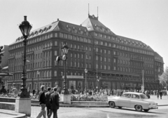 Szlovákia, Pozsony, Hviezdoslavovo námestie (Kossuth Lajos tér), Carlton Hotel, balra a Mostová ulica., 1956, Faragó György, Skoda-márka, Csehszlovákia, Fortepan #261624