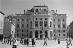 Szlovákia, Pozsony, Hviezdoslavovo námestie (Kossuth Lajos tér), szemben a Nemzeti Színház., 1956, Faragó György, szökőkút, nemzeti színház, Csehszlovákia, Fortepan #261625