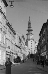 Szlovákia, Pozsony, Mihály utca (Michalská ulica) a Mihály-kapu felé nézve., 1956, Faragó György, utcakép, toronyóra, Csehszlovákia, Fortepan #261626