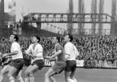 Magyarország, Budapest XIX.,Budapest XVIII., a Budapesti Honvéd SE pályája, háttérben a Lőrinci Hengermű., 1965, Faragó György, Best of, futballcsapat, futballpálya, Budapest, Fortepan #261628