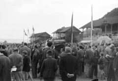 Csehország, Prága, ulice Radotínská 69/34., lóversenypálya (Dostihové závodiště Velká Chuchle / Chuchle Arena Praha)., 1956, Faragó György, várakozás, közönség, Csehszlovákia, Fortepan #261638