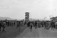 Csehország, Prága, ulice Radotínská 69/34., lóversenypálya (Dostihové závodiště Velká Chuchle / Chuchle Arena Praha)., 1956, Faragó György, közönség, zsoké, torony, Csehszlovákia, Fortepan #261640