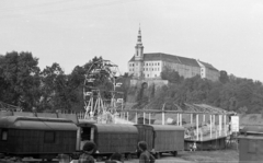 Csehország, Děčín, a felvétela vurstliról az Elba folyó partján készült, szemben a túlparton a Zámek Děčín (Děčín-i kastély) látható., 1956, Faragó György, vidámpark, Csehszlovákia, Fortepan #261654