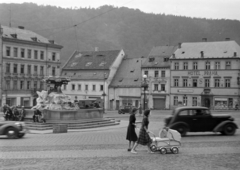 Csehország, Děčín, Masarykovo náměsti, jobbra a Hotel Praha (korábban Wernerhaus) épülete látható., 1956, Faragó György, medence, szálloda, tér, babakocsi, Csehszlovákia, Fortepan #261657