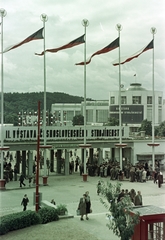 Csehország, Brno, Vásárváros, a Brnói Nemzetközi Vásár főkapuja., 1956, Faragó György, színes, zászló, főbejárat, cseh felirat, Csehszlovákia, Fortepan #261662