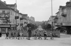 Csehország, Frantiskovy Lázne, Národní třída, távolban a Ferenc-forrás (Františkův pramen) csarnoka., 1956, Faragó György, libasor, óvoda, Csehszlovákia, Fortepan #261669