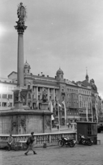 Csehország, Brno, náměstí Svobody, Pestisoszlop / Mária-oszlop (Morový sloup / Mariánský sloup)., 1956, Faragó György, motorkerékpár, szentháromság szobor, zászlódísz, Csehszlovákia, Fortepan #261675