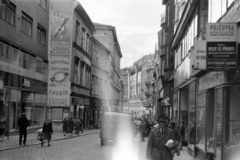 Csehország, Brno, a Česká ulice a 19-21. számú épülettől a Jakubská ulice felé vezető szakasza., 1956, Faragó György, órás, papírbolt, tűzfal, reklám, Csehszlovákia, Fortepan #261676