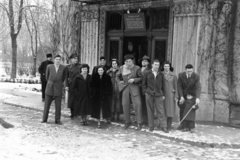 Hungary, Balatonkenese, Honvéd üdülő (eredetileg Székesfővárosi tisztviselők üdülőtelepe). Bal szélen Bányai Nándor, jobbról a harmadik Puskás Ferenc, mellette jobbra a felesége áll., 1955, Faragó György, tableau, youth, sportsperson, celebrity, jesting, commemoration, label, Fortepan #261677