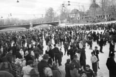 Hungary, Budapest XIV., Műjégpálya, háttérben a Városligeti-tó feletti híd és a millenniumi kiállításra készült Székesfővárosi pavilon., 1955, Faragó György, gaping, skating, Budapest, Fortepan #261694