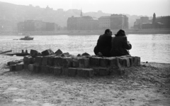 Magyarország, Budapest V., pesti alsó rakpart, a Duna túlpartján a a Várkert (Groza Péter) rakpart épületsora., 1950, Faragó György, hajó, Várkert Kioszk, Duna-part, templom, kockakő, emberpár, Budapest, Fortepan #261707