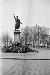 Magyarország, Budapest V., Petőfi tér, Petőfi Sándor szobra (Huszár Andor, 1882.), háttérben a Dunakert a Duna Szálló déli falánál., 1950, Faragó György, szobor, tűzfal, koszorú, Petőfi-ábrázolás, Budapest, Fortepan #261709