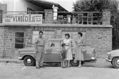 Magyarország,Balaton, Tihany, Batthyány utca 18., a felvétel Szunyogh Gyula vendéglője előtt készült., 1959, Faragó György, család, Opel Rekord, Fortepan #261732