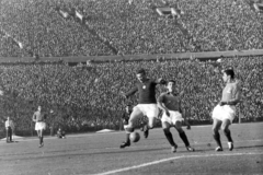 Magyarország, Népstadion, Budapest XIV., Magyarország - Franciaország (2:0) válogatott labdarúgó-mérkőzés 1957. október 6-án. Machos Ferenc tör a kapura, mögötte balra Sándor Károly., 1957, Faragó György, Budapest, nézőtér, stadion, tömeg, Fortepan #261748