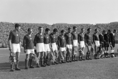 Magyarország, Népstadion, Budapest XIV., Magyarország - Franciaország (2:0) válogatott labdarúgó-mérkőzés 1957. október 6-án. A magyar csapat: Sipos, Aspirány, Machos, Fenyvesi, Bozsik, Sándor, Dalnoki, Mátrai, Szojka, Grosics, Hidegkuti. Jobbról a második a holland játékvezető Leo Horn., 1957, Faragó György, futballcsapat, Budapest, Fortepan #261751