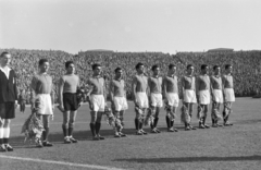 Magyarország, Népstadion, Budapest XIV., Magyarország - Franciaország (2:0) válogatott labdarúgó-mérkőzés 1957. október 6-án. A francia csapat, balról Penverne, Colonna, Piantoni, az ötödik Fontaine, mellette Ujlaky, a nyolcadik Wisnievski., 1957, Faragó György, Budapest, virágcsokor, futballcsapat, Fortepan #261752