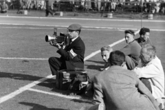 Magyarország, Népstadion, Budapest XIV., fotósok egy válogatott válogatott labdarúgó-mérkőzésen., 1957, Faragó György, Best of, Budapest, fotózás, karszalag, térdepel, Fortepan #261759