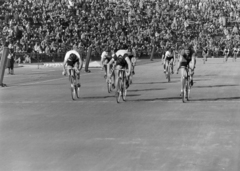 Hungary, Népstadion, Budapest XIV., az Országos Torna és Sportbizottság / OTSB meghívásos kerékpáros salakpálya-versenye. A felvétel a magyar - svéd válogatott labdarúgó-mérkőzés alkalmával készült., 1955, Faragó György, bicycle, bicycle race, Budapest, racing bicycle, crash helmet, Fortepan #261761