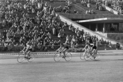 Hungary, Népstadion, Budapest XIV., az Országos Torna és Sportbizottság / OTSB meghívásos kerékpáros salakpálya-versenye. A felvétel a magyar - svéd válogatott labdarúgó-mérkőzés alkalmával készült., 1955, Faragó György, bicycle, bicycle race, Budapest, racing bicycle, crash helmet, Fortepan #261762