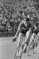 Hungary, Népstadion, Budapest XIV., az Országos Torna és Sportbizottság / OTSB meghívásos kerékpáros salakpálya-versenye. A felvétel a magyar - svéd válogatott labdarúgó-mérkőzés alkalmával készült., 1955, Faragó György, bicycle, bicycle race, Budapest, racing bicycle, crash helmet, Fortepan #261763