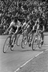 Hungary, Népstadion, Budapest XIV., az Országos Torna és Sportbizottság / OTSB meghívásos kerékpáros salakpálya-versenye. A felvétel a magyar - svéd válogatott labdarúgó-mérkőzés alkalmával készült., 1955, Faragó György, bicycle, bicycle race, Budapest, racing bicycle, crash helmet, Fortepan #261764