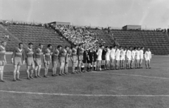 Magyarország, Népstadion, Budapest XIV., 1957. június 2., kettős mérkőzés. Ferencváros - Pécs-Baranya 3:0, tiszta fehérben a Ferencváros, balról jobbra Ombódi Imre, Gulyás Géza, Gerendás András, Mátrai Sándor, Kertész Tamás, Dalnoki Jenő, Vilezsál Oszkár, Fenyvesi Máté., 1957, Faragó György, Budapest, nézőtér, futballcsapat, Fortepan #261779