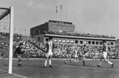 Magyarország, Népstadion, Budapest XIV., 1957. június 2., kettős mérkőzés. Vasas - Szombathely 6:0, Csordás a csapata 6. gólját lövi. Varga kapus mellett Eckler (2) és jobbra Tarr (3) szombathelyi védők., 1957, Faragó György, Budapest, híres ember, sportoló, Fortepan #261780