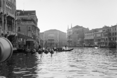 Olaszország, Velence, Canal Grande, a Ca 'Foscari palota, később a Ca' Foscari Egyetem székhelye., 1958, Faragó György, gondola, evezés, hajó, csatorna, Fortepan #261789