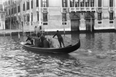 Olaszország, Velence, Canal Grande, balra a San Samuele tér, szemben a Salizzada Malipiero torkolata, jobbra a Palazzo Malipiero., 1958, Faragó György, evezés, gondola, csatorna, Fortepan #261791