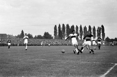 Magyarország, Budapest XIX., a Budapesti Honvéd SE újjáalakított pályája 1957.augusztus 24., Budapesti Honvéd – Tatabánya 1:2, Kazinczy elől próbál menteni Kovács Sándor a tatabányai játékos., 1957, Faragó György, Budapest, híres ember, sportoló, Fortepan #261794