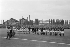 Magyarország, Budapest XIX.,Budapest XVIII., a Budapesti Honvéd SE újjáalakított pályája 1957.augusztus 24., Budapesti Honvéd – Tatabánya 1:2, balra a Tatabánya, jobbra a Budapesti Honvéd csapata. Háttérben a Lőrinci Hengermű látható., 1957, Faragó György, Budapest, futballcsapat, Fortepan #261795