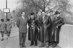 France, Paris, Quai Valéry-Giscard-d'Estaing (quai Anatole-France), a felvétel a Budapesti Honvéd túráján készült. Balról az első Östreicher Emil intéző, a rendőrtől jobbra Marosi Károly szakosztály-vezető, Tichy Lajos és jobb szélen Machos Ferenc., 1955, Faragó György, hands in pockets, leather jacket, tableau, taxicab stand, cop, Fortepan #261822