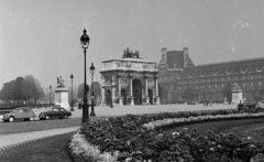 France, Paris, Place du Carrousel, szemben a Carrousel-diadalív. A felvétel a Budapesti Honvéd túráján készült, 1955, Faragó György, sculpture, sculptural group, street view, gas lamp, flower bed, Fortepan #261824