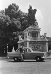 Magyarország, budai Vár, Budapest I., Szentháromság tér, Szent István szobra (Stróbl Alajos, 1906.) a Halászbástyánál., 1958, Faragó György, Budapest, büszkeség, automobil, Opel Rekord, Opel Rekord P1, Fortepan #261831