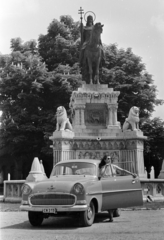 Magyarország, budai Vár, Budapest I., Szentháromság tér, Szent István szobra (Stróbl Alajos, 1906.) a Halászbástyánál., 1958, Faragó György, rendszám, Budapest, Opel Rekord, Opel Rekord P1, Fortepan #261832