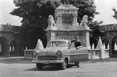 Magyarország, budai Vár, Budapest I., Szentháromság tér, a felvétel Szent István szobra előtt készült a Halászbástyánál., 1958, Faragó György, rendszám, Budapest, Fortepan #261836