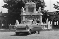 Magyarország, budai Vár, Budapest I., Szentháromság tér, a felvétel Szent István szobra előtt készült a Halászbástyánál., 1958, Faragó György, rendszám, Budapest, Opel Rekord, Opel Rekord P1, Fortepan #261837