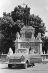 Magyarország, budai Vár, Budapest I., Szentháromság tér, Szent István szobra (Stróbl Alajos, 1906.) a Halászbástyánál., 1958, Faragó György, lányok-járművek, rendszám, Budapest, Opel Rekord, Opel Rekord P1, Fortepan #261838