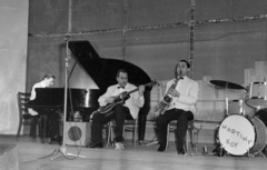 Magyarország, Martiny Lajos zongora, Kovács Andor gitár, Várady György szaxofon, a Martiny együttes tagjai., 1958, Faragó György, zenész, jazztörténet, híres ember, cintányér, dob, zongora, Fortepan #261845