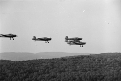 Magyarország, Budaörs, Zlin-381 Fecske típusú repülőgépek köteléke a budaörsi hegyek felett., 1958, Faragó György, Zlín Z381 Fecske, Fortepan #261857