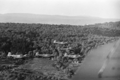 Magyarország, Budaörs, Zlin-381 Fecske típusú repülőgépek köteléke a budaörsi hegyek felett, jobbra a hegytetőn a Központi Fizikai Kutatóintézet / KFKI épülete látható., 1958, Faragó György, Zlín Z381 Fecske, Fortepan #261858