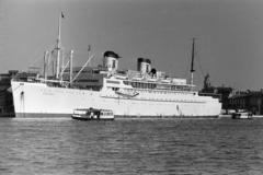 Italy, Venice, Cannaregio Canal, az SS Athinai óceánjáró a Riva dei Sette Martiri-n van kikötve. A hajótól jobbra a háttérben a Chiesa di San Giuseppe di Castello, elötte a Palazzina Canonica., 1964, Faragó György, cruise ship, Fortepan #261874