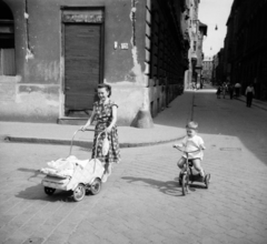 Magyarország, Budapest VII., a felvétel a Nagy Diófa utca a Klauzál tér sarkánál készült. Távolban a Rákóczi út melletti épület látható., 1953, Faragó György, babakocsi, redőny, gyerektricikli, kerékvető, Budapest, Fortepan #261877