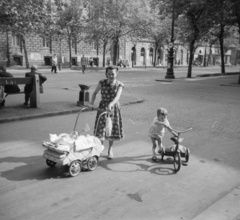 Magyarország, Budapest VI., Andrássy (Sztálin) út a Csengery utca kereszteződésénél, szemben az 59., 57. és 55. számú ház., 1953, Faragó György, babakocsi, Budapest, gyerektricikli, Fortepan #261878