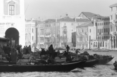 Olaszország, Velence, a felvétel a Campo de la Pescaria felől készült, a Canal Grande túlpartján középen a kétemeletes Palazzetto Foscari-tól balra a Campo Santa Sofia torkolata látható., 1958, Faragó György, rekesz, csatorna, termény, Fortepan #261900