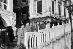 Olaszország, Velence, Riva degli Schiavoni, a Rio di Palazzo felett átívelő Ponte della Paglia, balra a Dózse-palota, jobbra a Palazzo delle Prigioni., 1958, Faragó György, korlát, fényképezőgép, Fortepan #261906