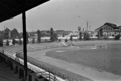 Magyarország, Budapest XIX.,Budapest XVIII., a Budapesti Honvéd SE pályája, háttérben a Lőrinci Hengermű., 1954, Faragó György, Budapest, futballpálya, víztorony, hengermű, Fortepan #261925