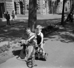 Magyarország, Budapest VI., Andrássy (Sztálin) út 84. - Szív utca sarok., 1954, Faragó György, Budapest, képarány: négyzetes, gyerektricikli, kisfiú, nagyszülő, Fortepan #261927