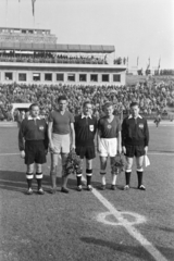 Magyarország, Népstadion, Budapest XIV., Vasas - CDNA Sofia 6:1 (2:1) labdarúgó bajnokcsapatok Európa Kupája visszavágó mérkőzés., 1957, Faragó György, virágcsokor, labdarúgás, sportbíró, Budapest, Fortepan #261934